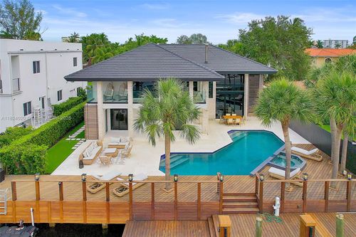 3343 Ne 166th St, North Miami Beach, FL, 33160-3843 | Card Image