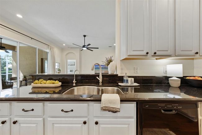 Lovely centrally located kitchen. | Image 19