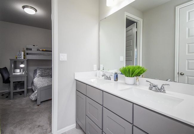 Jack and Jill bath | Image 9