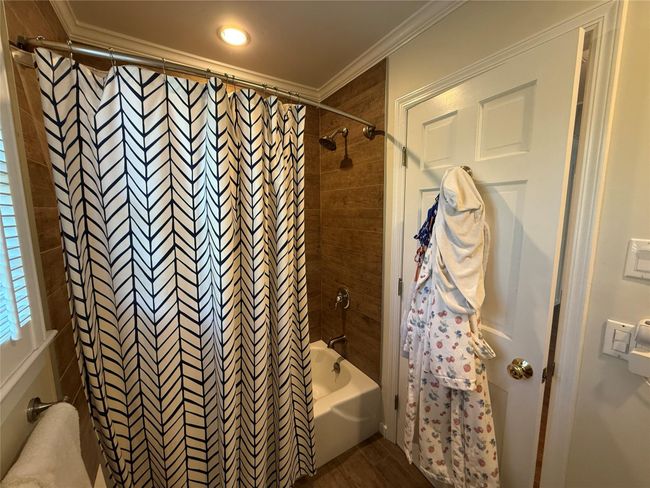 Shower Hallway Bathroom | Image 21
