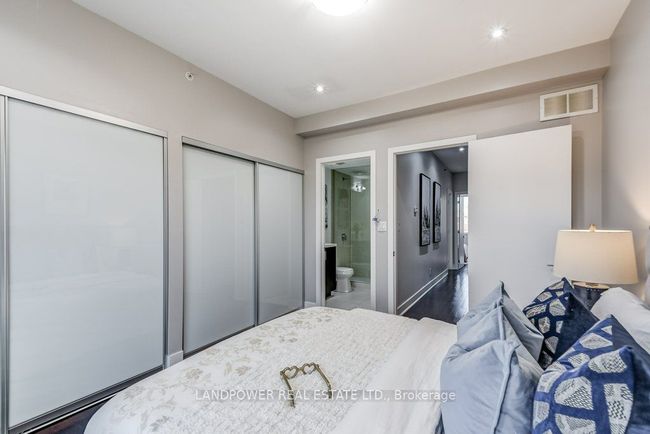 991 Dundas St E, House attached with 3 bedrooms, 3 bathrooms and 1 parking in Toronto ON | Image 32