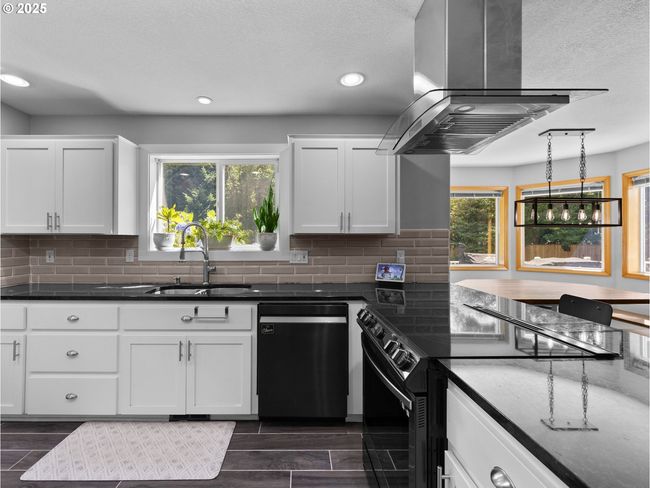 12255 Se Mapleleaf Ct, House other with 4 bedrooms, 3 bathrooms and 2 parking in Clackamas OR | Image 11