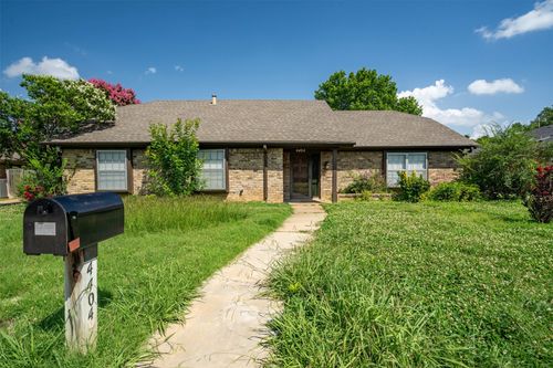 4404 Three Oaks Dr, Arlington, TX, 76016-2351 | Card Image