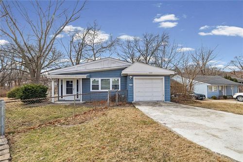 2407 Ne 57th Ter, Gladstone, MO, 64118-5511 | Card Image