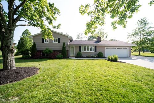 8371 Cranwood Dr, Chesterland, OH, 44026-1411 | Card Image