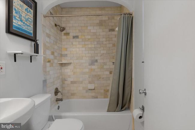 APT-402 - 3028 Wisconsin Ave Nw, Condo with 2 bedrooms, 2 bathrooms and null parking in WASHINGTON DC | Image 17