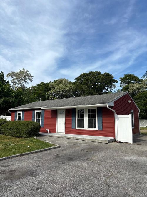 655 Post Ave, Bellport, NY, 11713-1607 | Card Image