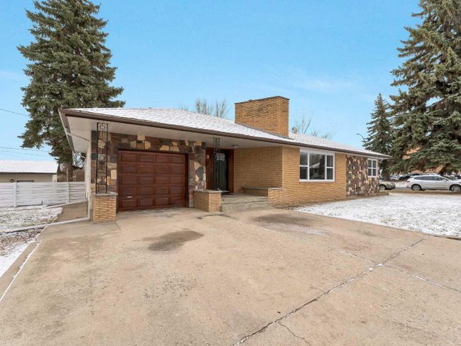 539 6 Avenue Sw, Home with 3 bedrooms, 2 bathrooms and 5 parking in Medicine Hat AB | Image 2
