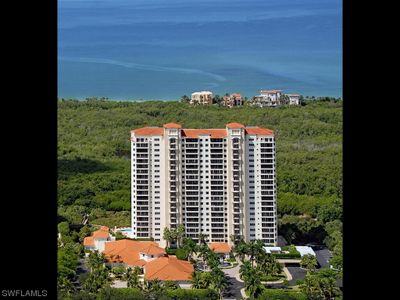 605 - 7425 Pelican Bay Boulevard, Condo with 2 bedrooms, 2 bathrooms and null parking in Naples FL | Image 1