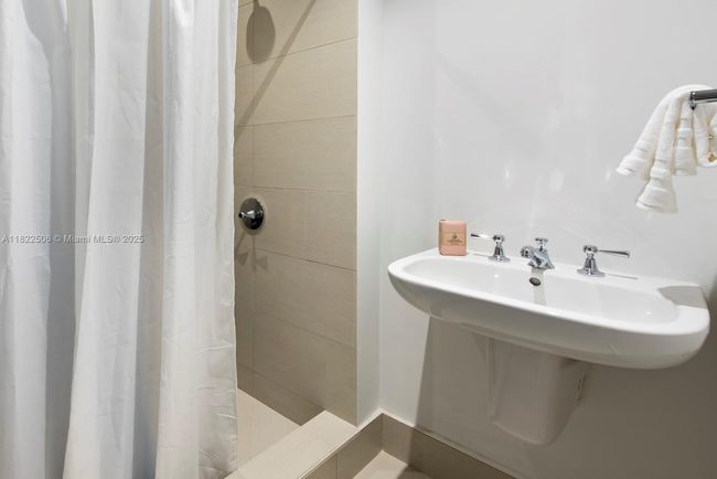 UNIT-4601 - 15701 Collins Ave, Condo with 3 bedrooms, 5 bathrooms and null parking in Sunny Isles Beach FL | Image 25