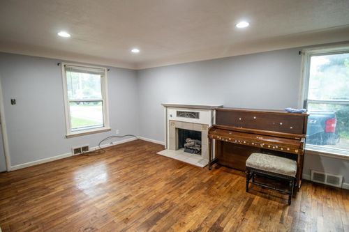 242 Curry St, Clio, MI, 48420-1138 | Card Image