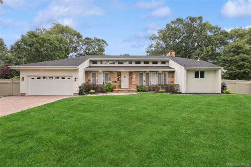 3 Harbor Rd, Hampton Bays, NY, 11946-3305 | Card Image