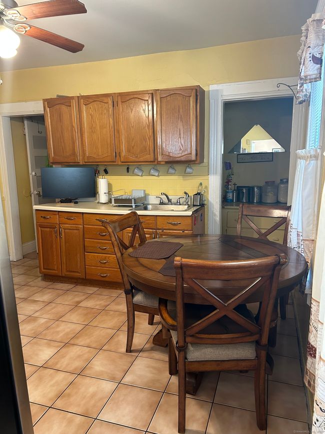 554 Huntington Rd, Home with 6 bedrooms, 4 bathrooms and null parking in Bridgeport CT | Image 6