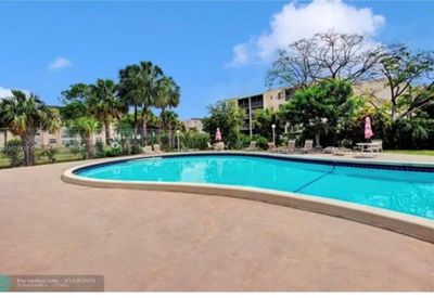 110K - 2860 Somerset Dr, Condo with 2 bedrooms, 2 bathrooms and null parking in Lauderdale Lakes FL | Image 3