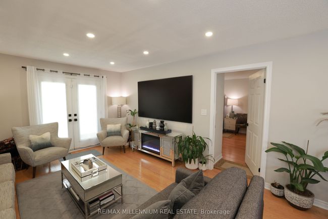 695 Poplar Rd, House other with 2 bedrooms, 4 bathrooms and 2 parking in Milton ON | Image 10