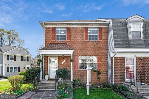8453 Mckenzie Cir, MANASSAS, VA, 20110-4663 | Card Image