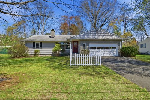 7 Dragon Cir, Easthampton, MA, 01027-1301 | Card Image