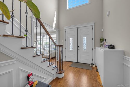 6 Vera Ave, Plainview, NY, 11803-5621 | Card Image