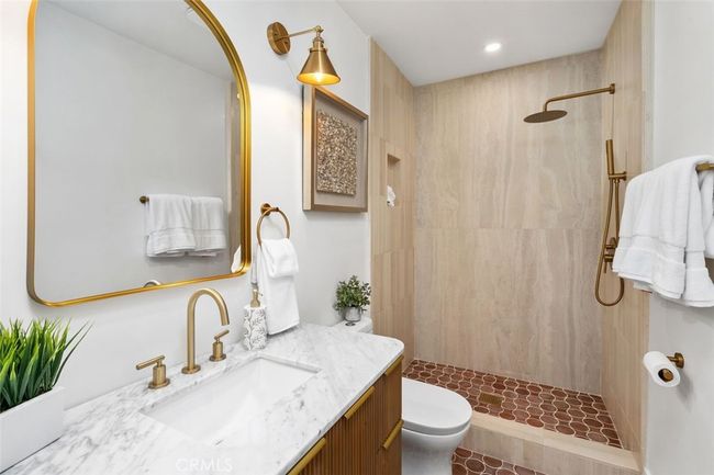 BOTTOM UNIT RESTROOM #2 | Image 15