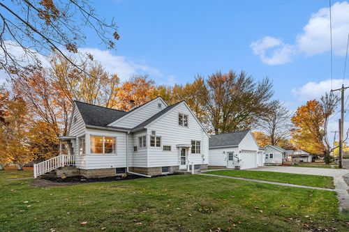 304 W Pine St, Carson City, MI, 48811-9585 | Card Image