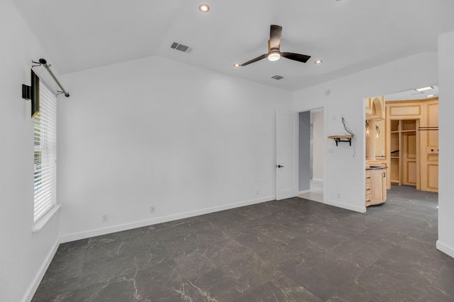 High ceilings let the light in. | Image 16