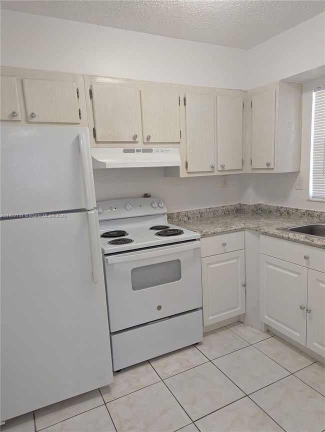 APT-101 - 31 Se 2 Nd Ave, Condo with 2 bedrooms, 1 bathrooms and null parking in Hallandale Beach FL | Image 6