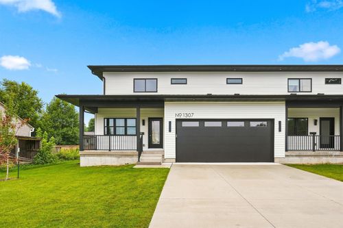 1307 W 19th St, Cedar Falls, IA, 50613-3437 | Card Image