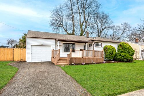 1091 Gardiner Dr, Bay Shore, NY, 11706-6313 | Card Image