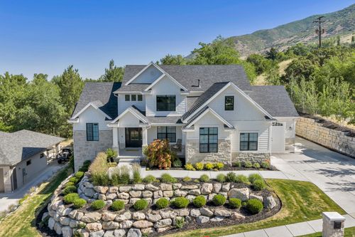 709 E 200 S, Centerville, UT, 84014-2330 | Card Image