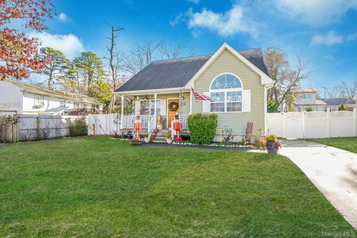 176 Bedford Ave, Mastic, NY, 11950-3424 | Card Image