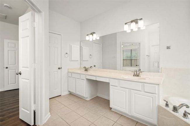 Primary Bathroom | Image 22