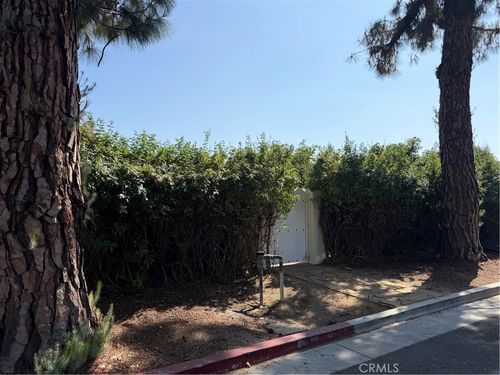 305 W Kenneth Rd, Glendale, CA, 91202-1410 | Card Image