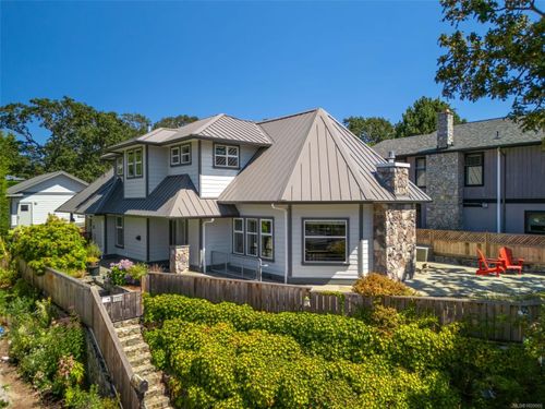 1286 Ocean View Dr, Saanich, BC, V8P1J7 | Card Image