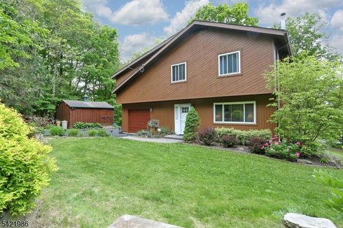 64 Larchmont Dr, Hewitt, NJ, 07421-2740 | Card Image