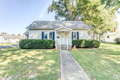 809 Maple W, House other with 3 bedrooms, 1 bathrooms and 2 parking in Nashville IL | Image 1