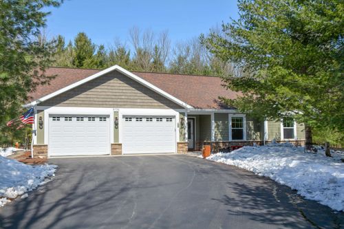 9736 Westwood Dr, Traverse City, MI, 49685-8805 | Card Image