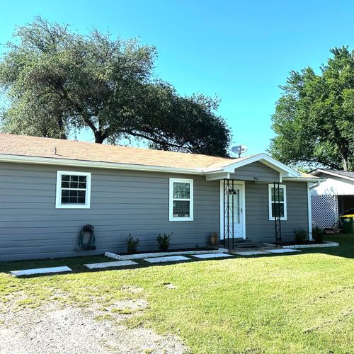 915 E Hanna St, Calvert, TX, 77837-8281 | Card Image