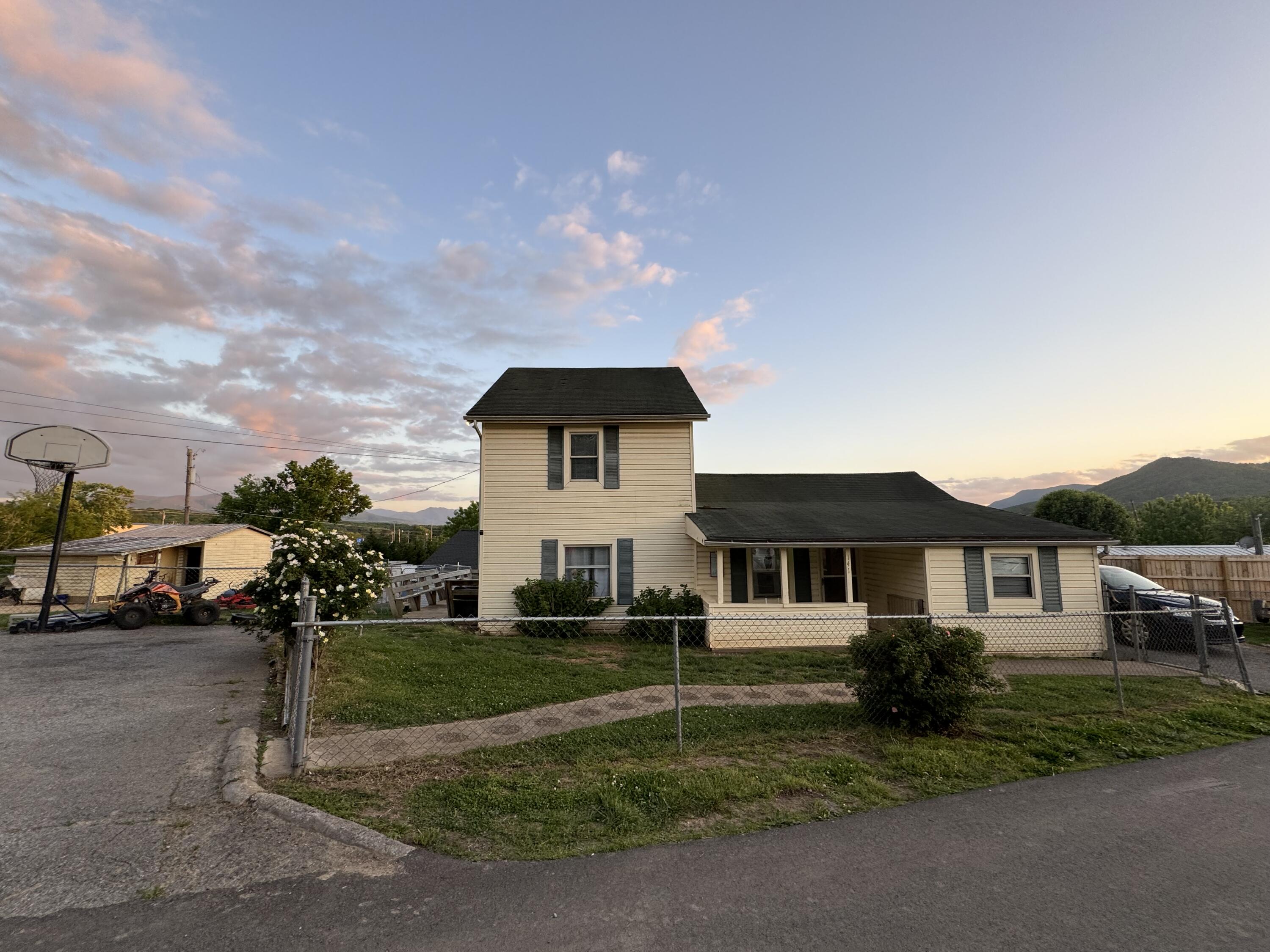 English St, Newport, TN 37821