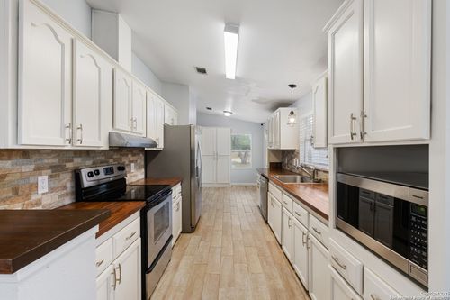 3079 Rakowitz Rd, Adkins, TX, 78101-9733 | Card Image