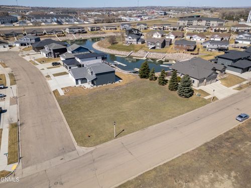 2313 Pirates Loop Se, Mandan, ND, 58554-6290 | Card Image