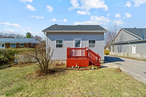 18 Bismark St, Zurich, ON, N0M2T0 | Card Image