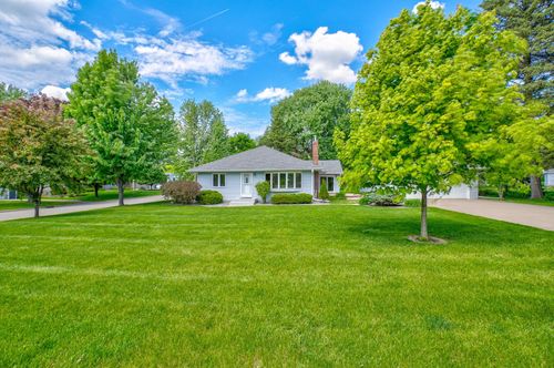 2201 Roselawn Avenue W, Roseville, MN, 55113 | Card Image