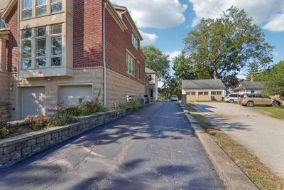 3 - 122 S Evergreen Avenue, Condo with 2 bedrooms, 2 bathrooms and 1 parking in Arlington Heights IL | Image 2