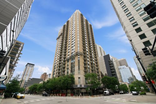502-70 Huron St, Chicago, IL, 60654-5334 | Card Image