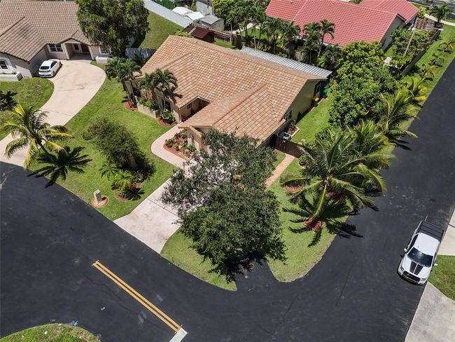 15580 Winkfield Cir, House other with 4 bedrooms, 2 bathrooms and null parking in Davie FL | Image 4