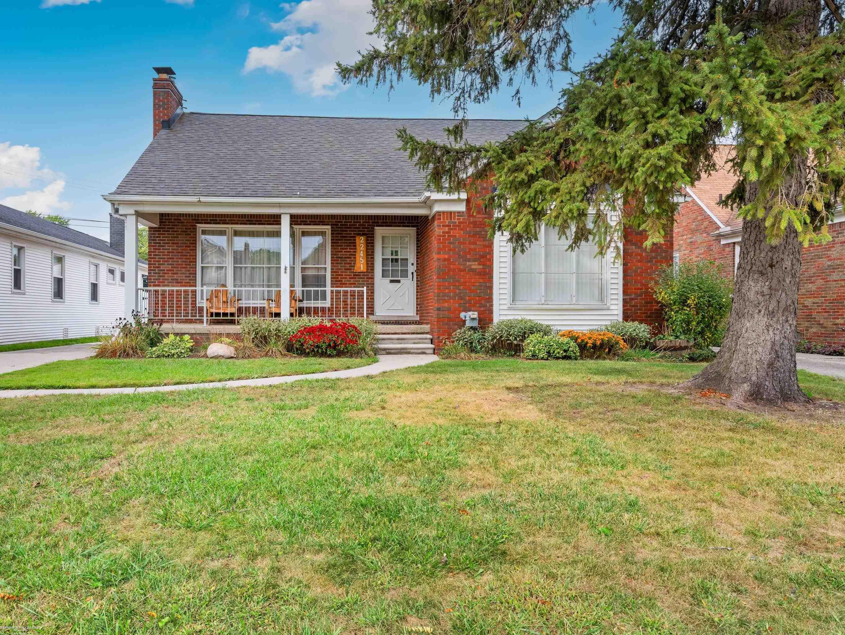 Bayview Dr, Saint Clair Shores, MI 48081