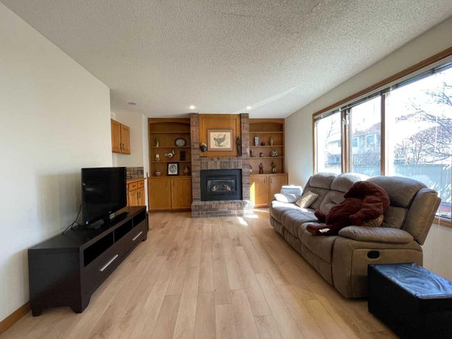 215 Edgebank Place Nw, Home with 4 bedrooms, 3 bathrooms and 4 parking in Calgary AB | Image 10
