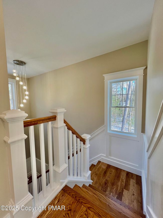 Staircase w/ Window | Image 21