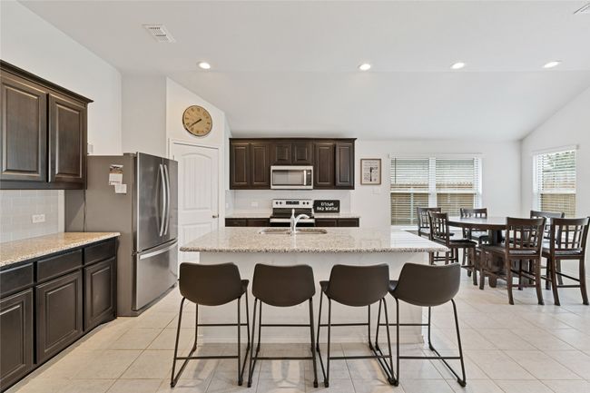 Large island Eat in Kitchen | Image 9