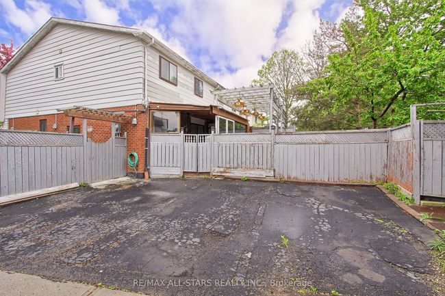 48 Archdekin Dr, House attached with 5 bedrooms, 3 bathrooms and 4 parking in Brampton ON | Image 46